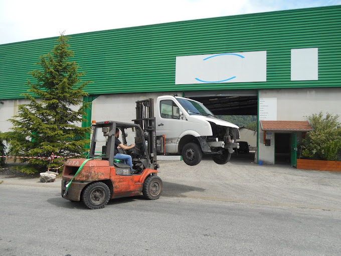 Aperçu des activités de la casse automobile AUTOLOYD située à SAINT MARTIN D'HERES (38400)